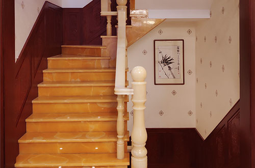 庆城中式别墅室内汉白玉石楼梯的定制安装装饰效果